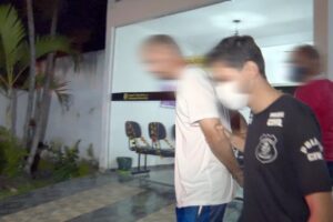 Uma idosa de 70 anos morreu após ter sido espancada pelo próprio neto com uma bengala. O crime aconteceu no último domingo (13), em Aparecida de Goiânia. A Polícia Militar (PM) prendeu o rapaz no dia seguinte ao crime. Ele tem 26 anos e, segundo a Polícia Civil, será indiciado por feminicídio.