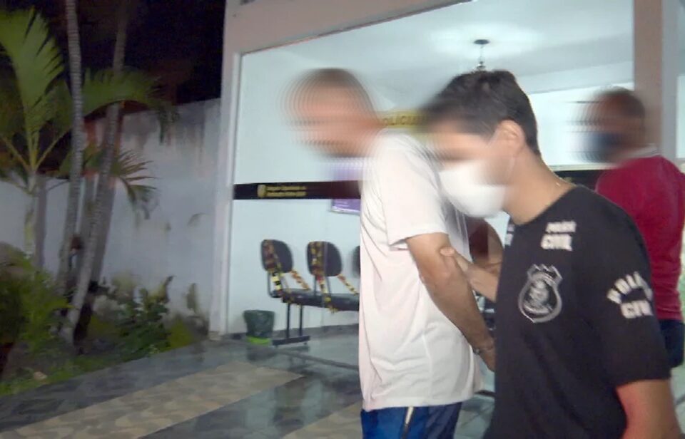 Uma idosa de 70 anos morreu após ter sido espancada pelo próprio neto com uma bengala. O crime aconteceu no último domingo (13), em Aparecida de Goiânia. A Polícia Militar (PM) prendeu o rapaz no dia seguinte ao crime. Ele tem 26 anos e, segundo a Polícia Civil, será indiciado por feminicídio.