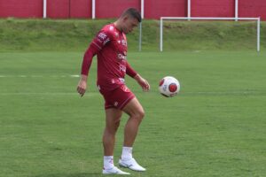 Renato em treinamento no CT do Vila Nova
