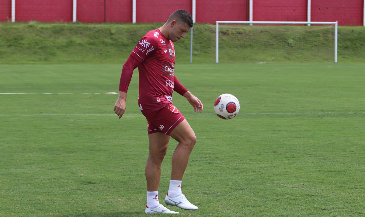 Renato em treinamento no CT do Vila Nova