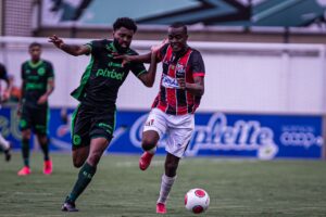 Caio Vinicius disputando bola contra o Anápolis