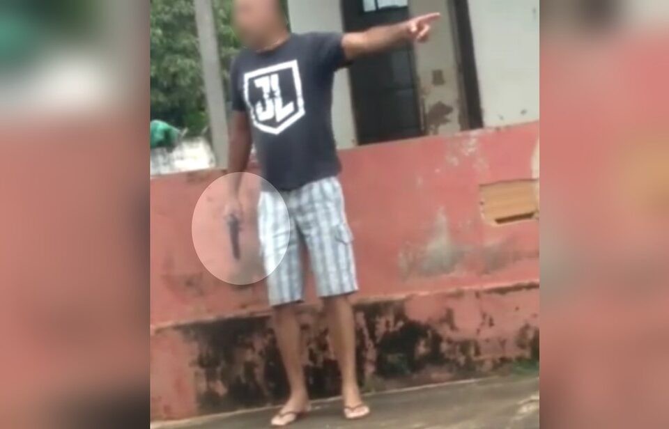 Guarda se recusa a dar passagem para caminhão de lixo e ameaça garis com arma em Cristalina (Foto: Reprodução/Vídeo) 