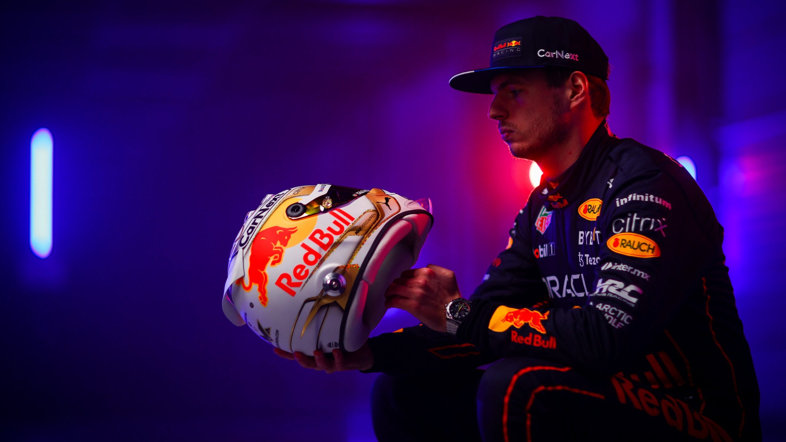 Max Verstappen renova com Red Bull