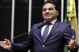 Deputado Josimar Maranhãozinho (MA), flagrado com maços de dinheiro. PF investiga deputados do PL sobre desvio de emendas parlamentares