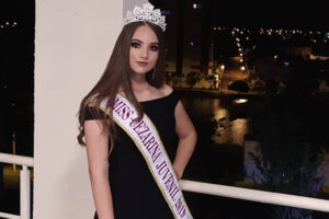 A adolescente Ingrid Silva Távora, de 17 anos, morreu após sofrer um infarto, na cidade de Cezarina, no Sul de Goiás. A garota foi coroada miss juvenil do município em 2019. Ingrid morreu na quarta-feira passada (16), mas as causas do óbito são desconhecidas. A Polícia Civil vai investigar o que causou o infarto.