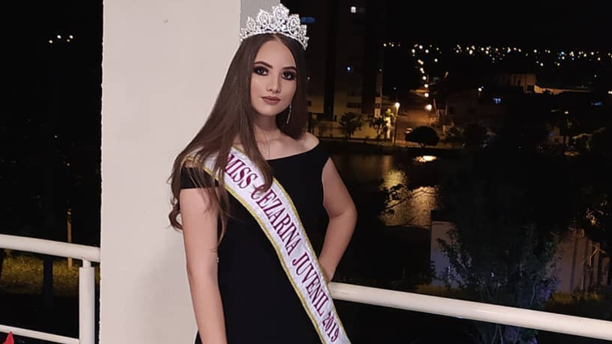 A adolescente Ingrid Silva Távora, de 17 anos, morreu após sofrer um infarto, na cidade de Cezarina, no Sul de Goiás. A garota foi coroada miss juvenil do município em 2019. Ingrid morreu na quarta-feira passada (16), mas as causas do óbito são desconhecidas. A Polícia Civil vai investigar o que causou o infarto.