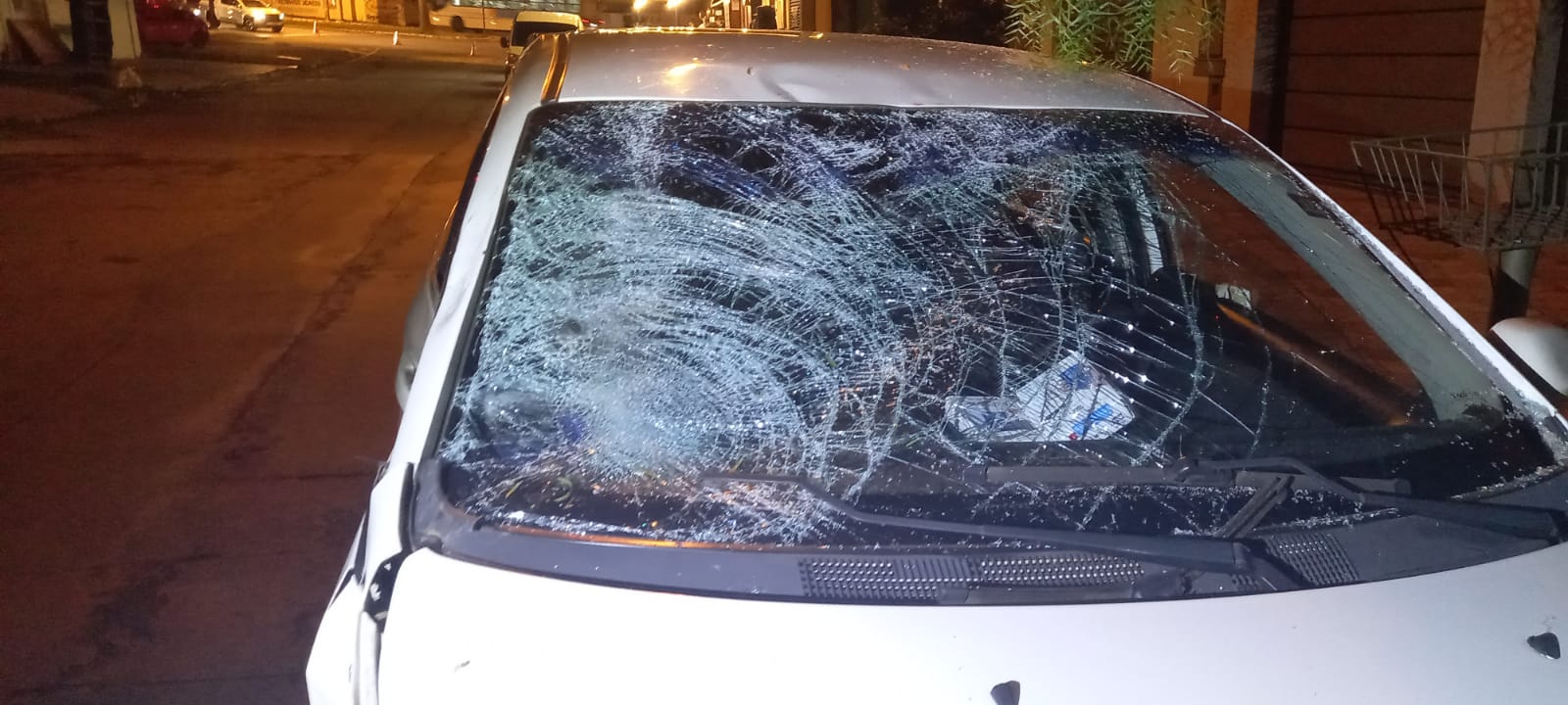 Impacto da colisão fez com que os dois ocupantes da motocicleta fossem arremessados e tivessem ferimentos gravíssimos (Foto: DICT - Divulgação)