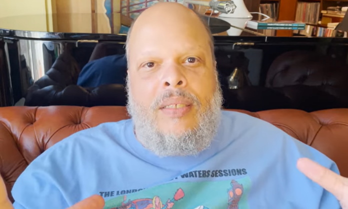 Ed Motta gosta das polêmicas que provoca em suas lives (Foto: Reprodução Youtube)