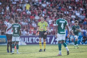 Eduardo Tomaz apitando a final do Campeonato Goiano