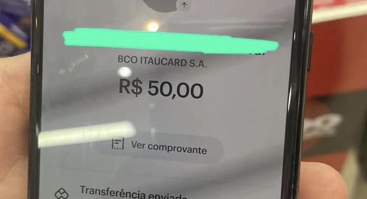 Em pânico, o gerente chegou a transferir R$ 50,00 para o criminoso e tentava argumentar com ele para evitar o assalto.