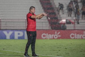 Umberto Louzer durante a vitória sobre o Nova Venecia-ES