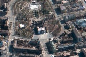 Um bombardeio russo destruiu uma escola que abrigava 400 refugiados na cidade portuária de Mariupol, sudeste da Ucrânia, neste domingo (20). (Foto: Maxar Technologies/AP/picture alliance)