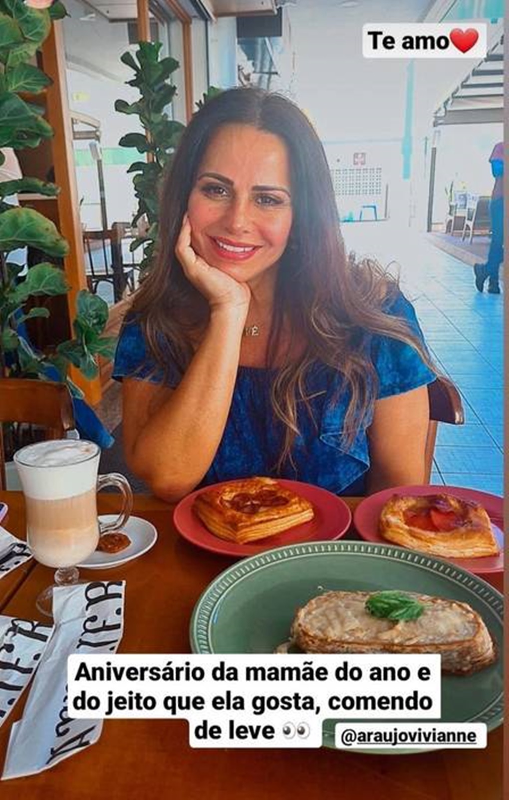 Grávida, Viviane Araújo ganha homenagem do Marido