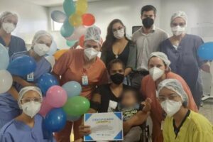 Bebê de um ano recebe alta após ficar quatro meses internado com pneumonia em Aparecida