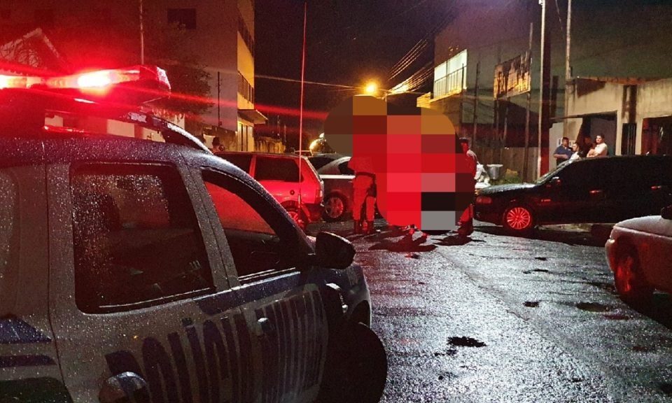 Motorista perde controle de carro e bate em quatro veículos estacionados, em Catalão (GO) (Foto - Divulgação)