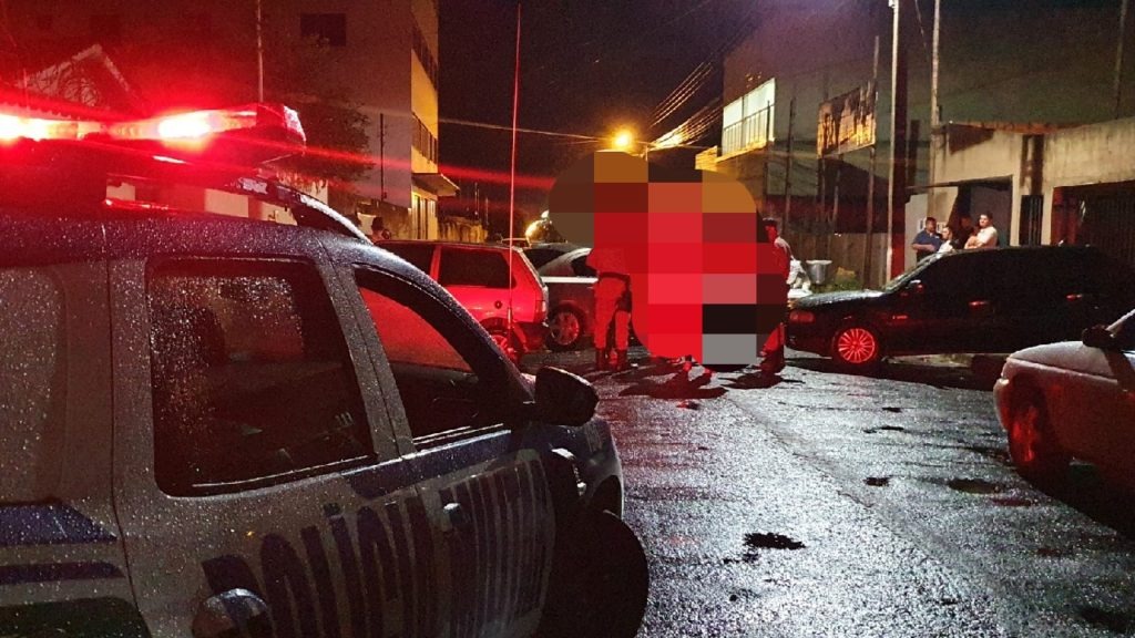 Motorista perde controle de carro e bate em quatro veículos estacionados, em Catalão (GO) (Foto - Divulgação)