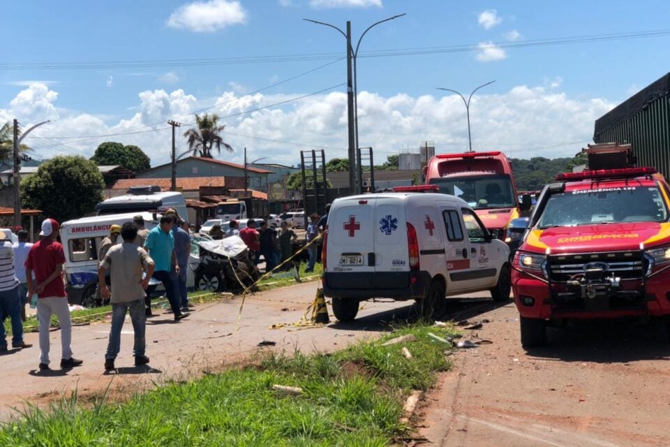 Acidente com ambulância e caminhonete deixa dois mortos na GO-060, em Claudinápolis (GO) (Foto: Divulgação)
