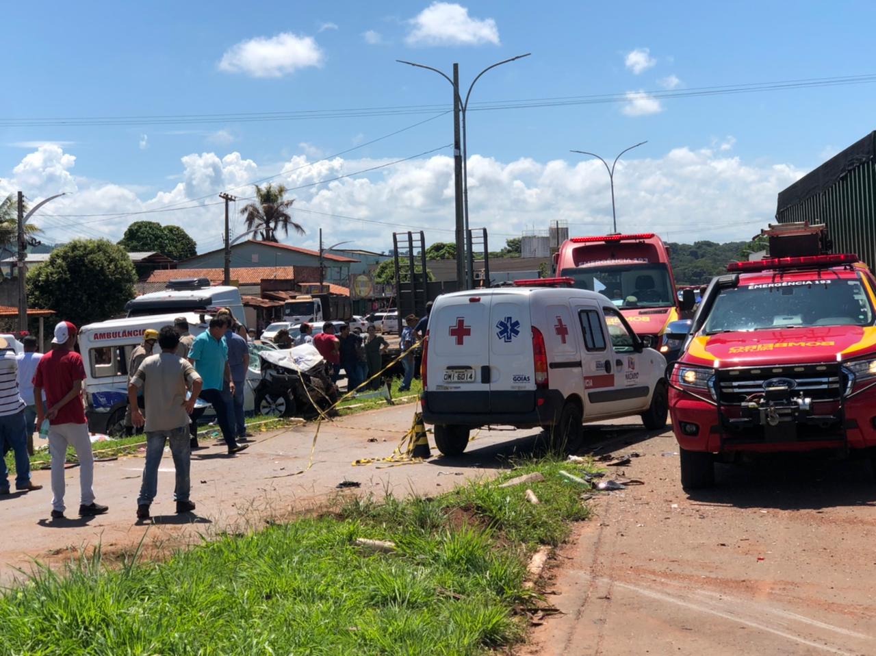 Acidente com ambulância e caminhonete deixa dois mortos na GO-060, em Claudinápolis (GO) (Foto: Divulgação)
