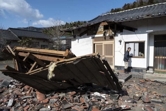 Uma pessoa morreu e mais de 160 ficaram feridas após um terremoto de 7,4 graus na costa leste do Japão. (Foto: AFP)