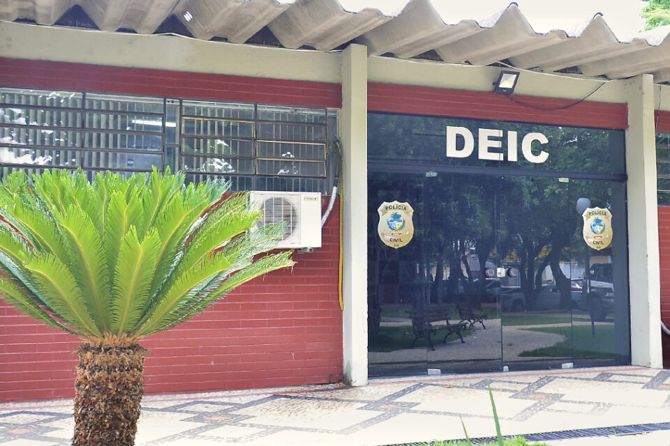 A Polícia Civil prendeu três pessoas suspeitas de aplicarem golpes na venda de produtos pela internet, em Goiânia. Segundo as investigações, o trio faz parte de um grupo criminoso que clonava perfis no Instagram e, através disso, negociava produtos que não existiam, em nome dos proprietários reais. Na noite desta segunda feira (21), os agentes civis prenderam duas mulheres e um rapaz suspeitos de administrar as transferências e contas bancárias onde os valores dos golpes eram depositados.