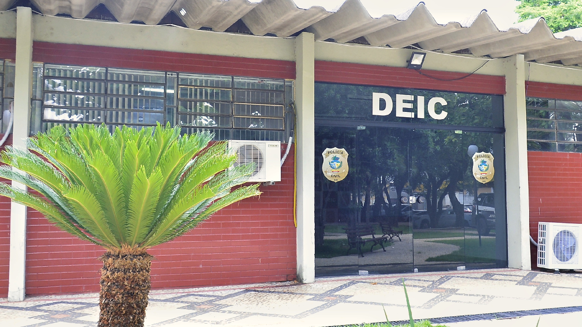 A Polícia Civil prendeu três pessoas suspeitas de aplicarem golpes na venda de produtos pela internet, em Goiânia. Segundo as investigações, o trio faz parte de um grupo criminoso que clonava perfis no Instagram e, através disso, negociava produtos que não existiam, em nome dos proprietários reais. Na noite desta segunda feira (21), os agentes civis prenderam duas mulheres e um rapaz suspeitos de administrar as transferências e contas bancárias onde os valores dos golpes eram depositados.