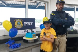 Menino recebe surpresa de aniversário