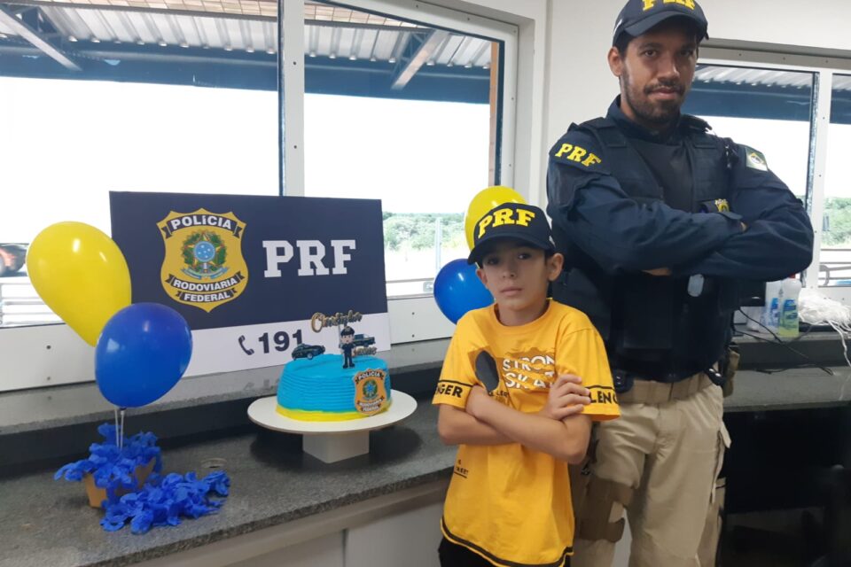 Menino recebe surpresa de aniversário