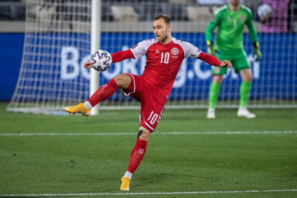 Eriksen atuando pela Seleção da Dinamarca