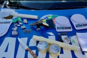 Objetos apreendidos pela polícia em casa usada para o tráfico