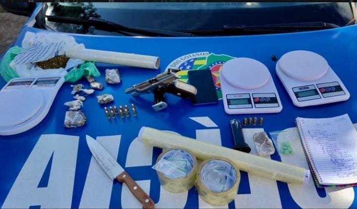 Objetos apreendidos pela polícia em casa usada para o tráfico