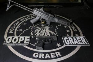 Motorista foi morto após reagir à abordagem da polícia. Pistola e submetralhadora são apreendidas após confronto na BR-060