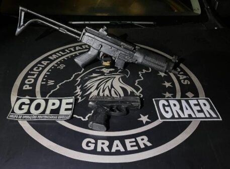 Motorista foi morto após reagir à abordagem da polícia. Pistola e submetralhadora são apreendidas após confronto na BR-060