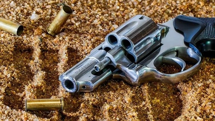 Uma investigação da Polícia Civil concluiu que a vítima, Giberto James Macário, foi executada à tiros por uma facção criminosa no lugar de um amigo. O crime aconteceu no setor Parque da Colina I, na cidade de Formosa.