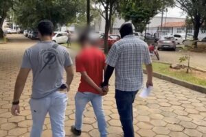 A Policia Civil prendeu um jovem de 18 anos suspeito de matar o namorado, Heder Henrique de Sousa Urzeda, no último dia 7 de outubro, em Goiânia. De acordo com as investigações, o rapaz matou o companheiro com perfurações na cabeça e no peito. Em seguida, colocou fogo no carro onde carregava a vítima para tentar esconder o cadáver.