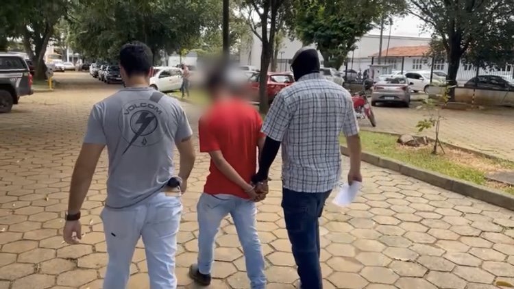 A Policia Civil prendeu um jovem de 18 anos suspeito de matar o namorado, Heder Henrique de Sousa Urzeda, no último dia 7 de outubro, em Goiânia. De acordo com as investigações, o rapaz matou o companheiro com perfurações na cabeça e no peito. Em seguida, colocou fogo no carro onde carregava a vítima para tentar esconder o cadáver.