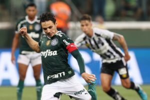 Raphael Veiga, cobrando pênalti no Palmeiras