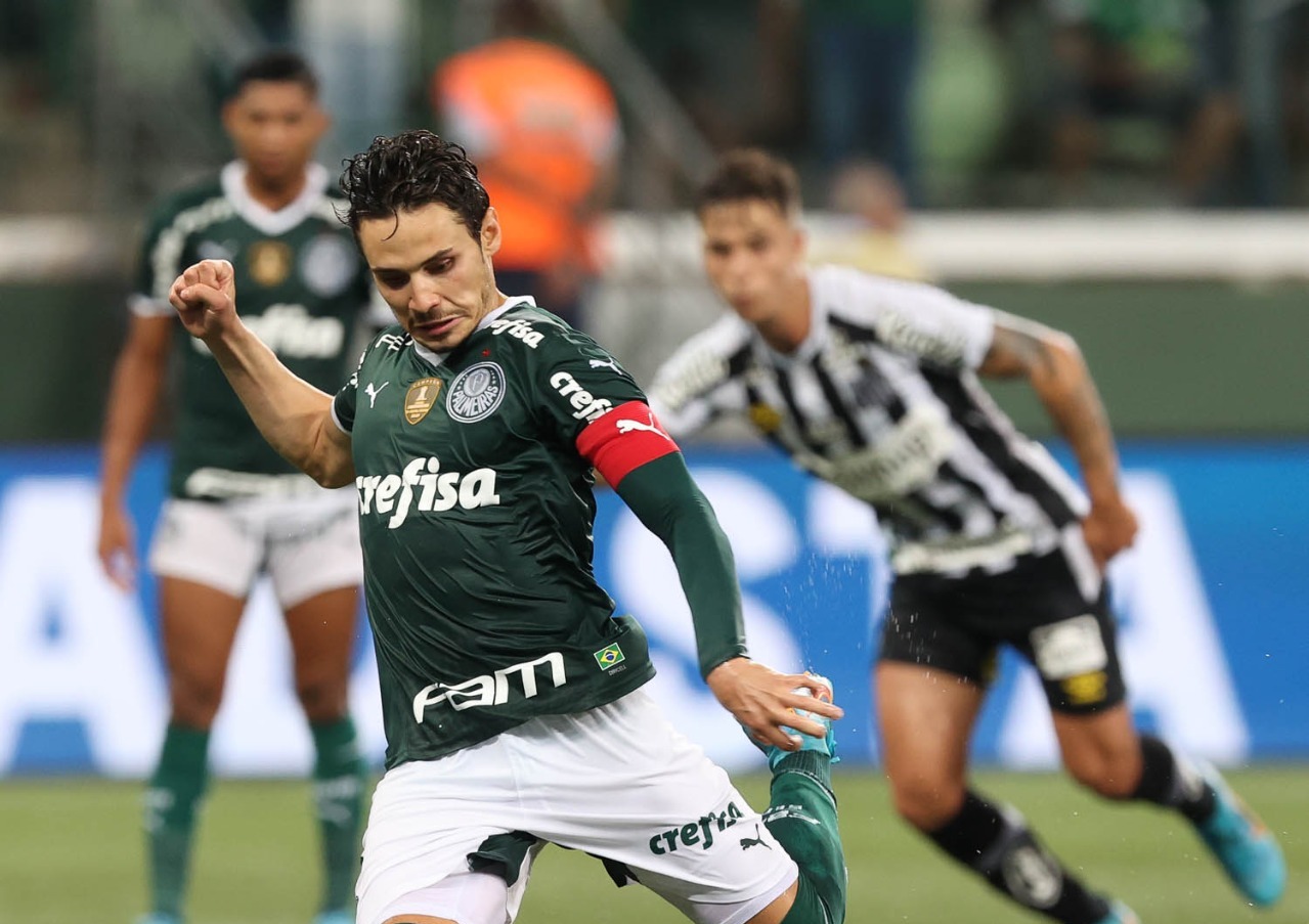 Raphael Veiga, cobrando pênalti no Palmeiras