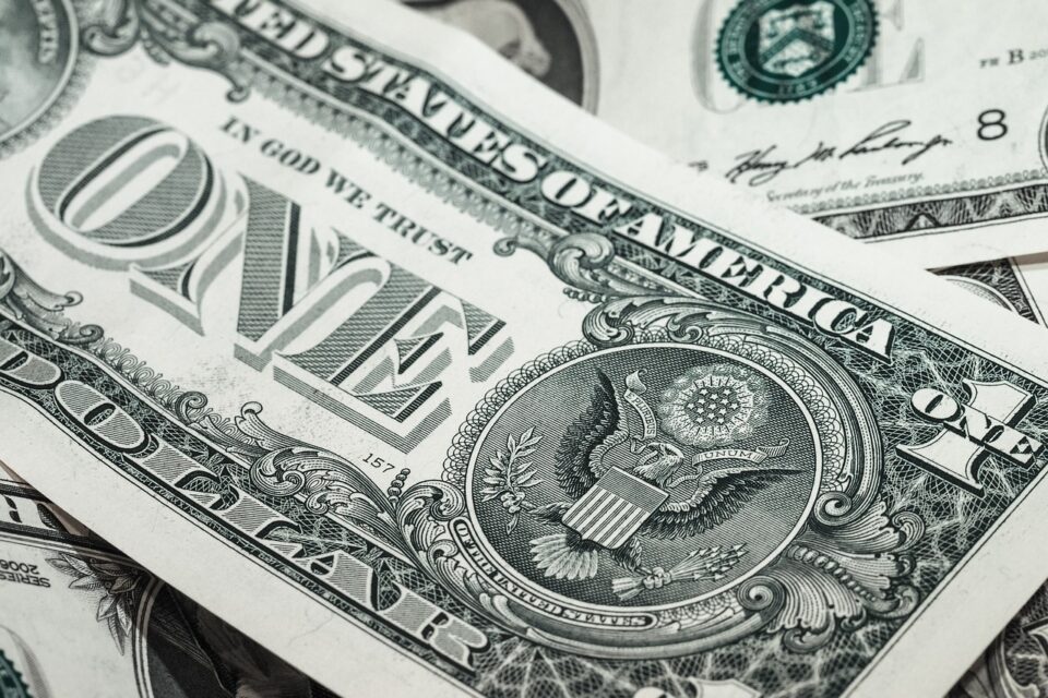 Dólar cai abaixo de R$ 5 com mudança de tom entre Rússia e Ucrânia
