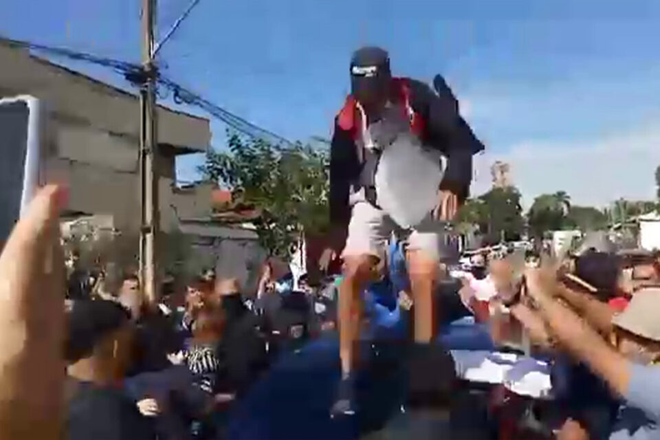 O veículo ficou danificado, com teto amassado. Professor é preso após subir no carro de Rogério Cruz durante protesto da Educação em Goiânia