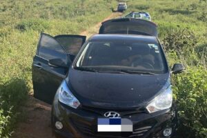 Dupla invade casa, faz mãe e filho reféns e foge com o carro da família em Ouvidor (GO)