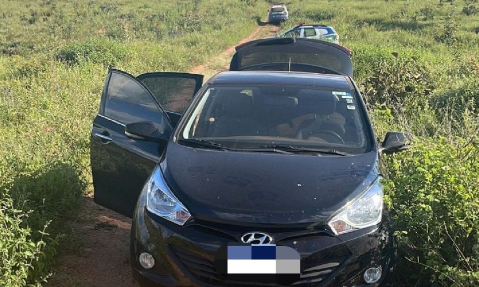 Dupla invade casa, faz mãe e filho reféns e foge com o carro da família em Ouvidor (GO)