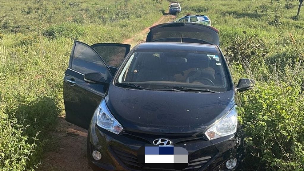 Dupla invade casa, faz mãe e filho reféns e foge com o carro da família em Ouvidor (GO)
