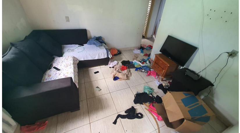 Casa foi encontrada por policiais revirada por conta das discussões. (Foto: Reprodução)