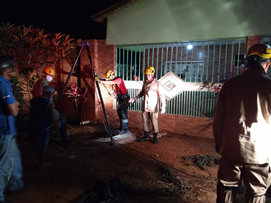 Bombeiros resgatam adolescente que caiu em cistena em Aparecida de Goiânia