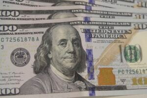 Brasileiros gastaram US$ 1 bilhão no exterior em novembro, diz BC