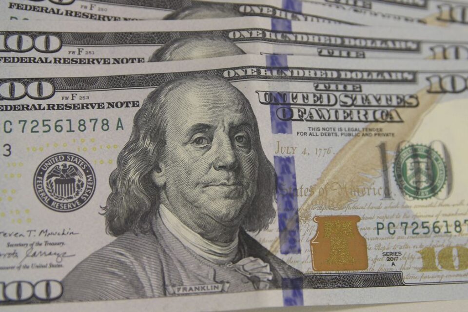 Brasileiros gastaram US$ 1 bilhão no exterior em novembro, diz BC