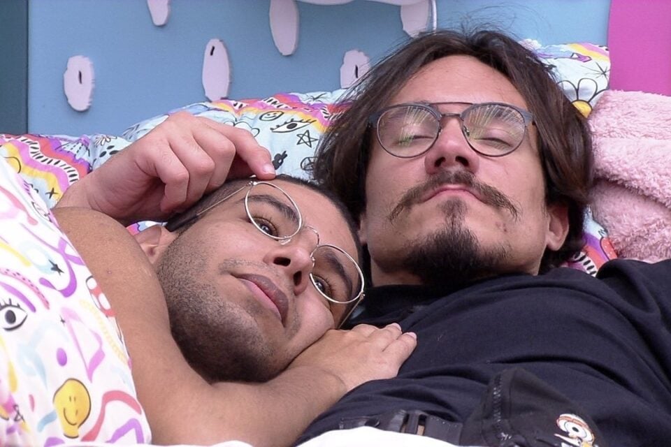 Após ser emparedado, cearense pediu para que amigo dormisse de conchinha. BBB 22: Vyni se declara para Eli Vai estar no meu coração