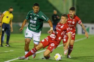 Renato tenta tomar a bola de Lucão