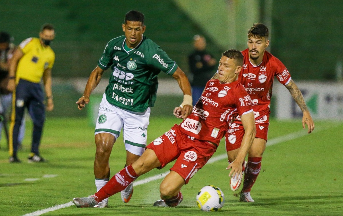 Renato tenta tomar a bola de Lucão