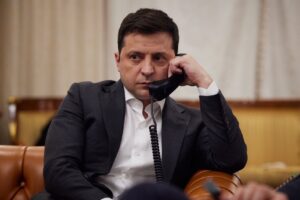 Zelensky faz `pedido desesperado' para que EUA ajudem com envio de mais aviões